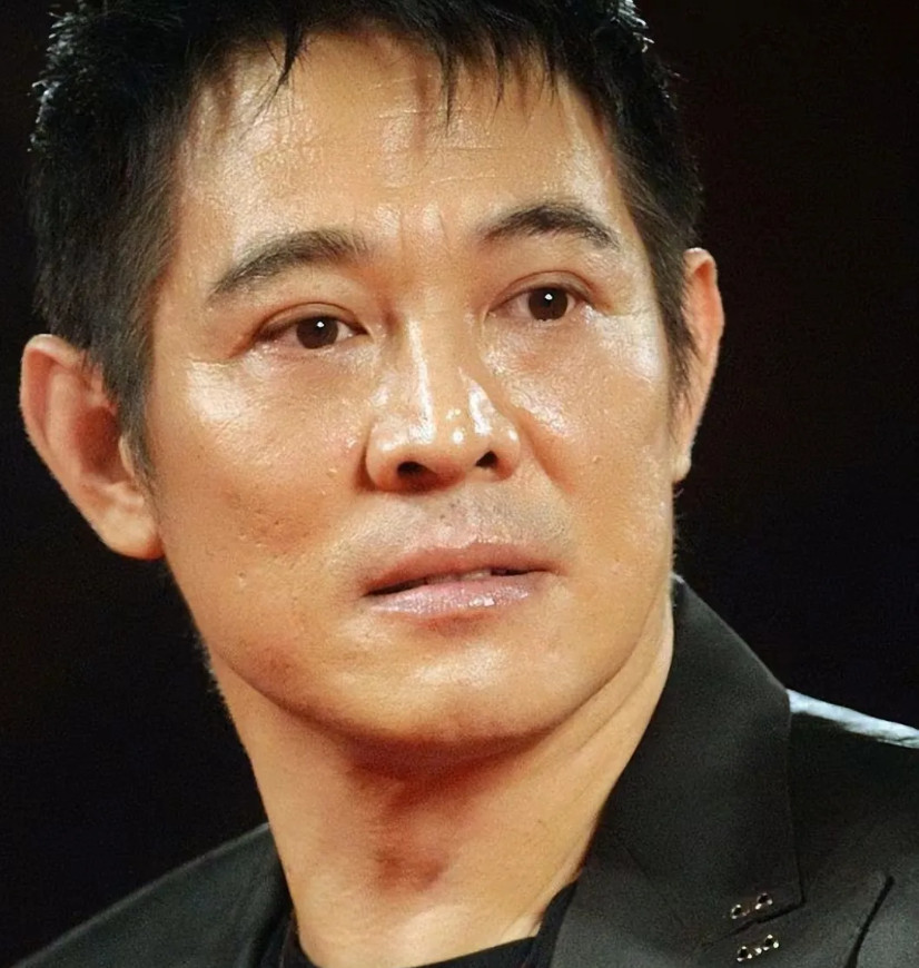 拍《英雄》的时候，张晋对李连杰说:“我是因为你的《少林寺》才练武术的。”李连杰听