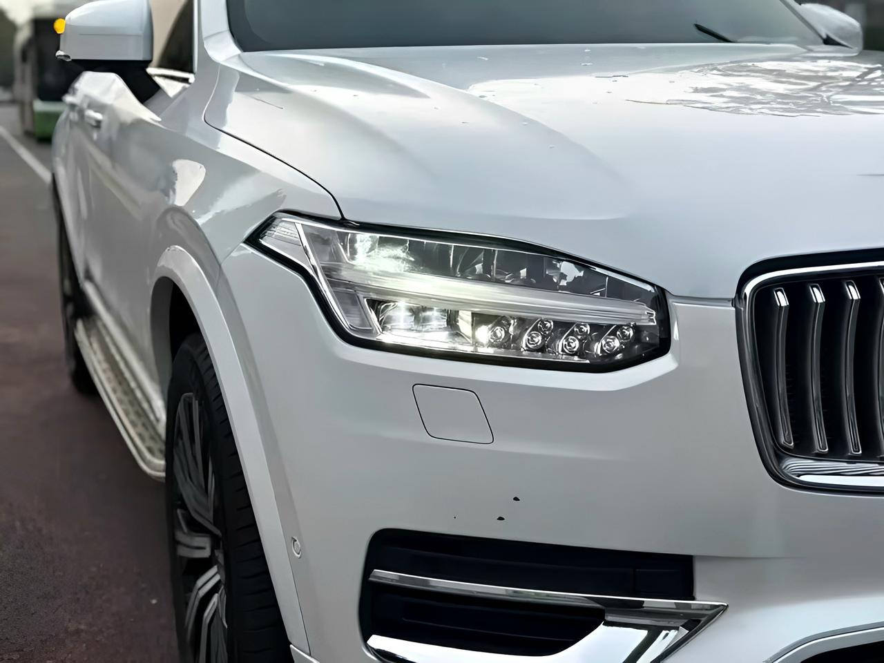 这个车的前大灯说实话确实不是很亮，而且沃尔沃的led其实不是那么的亮。我觉得沃尔