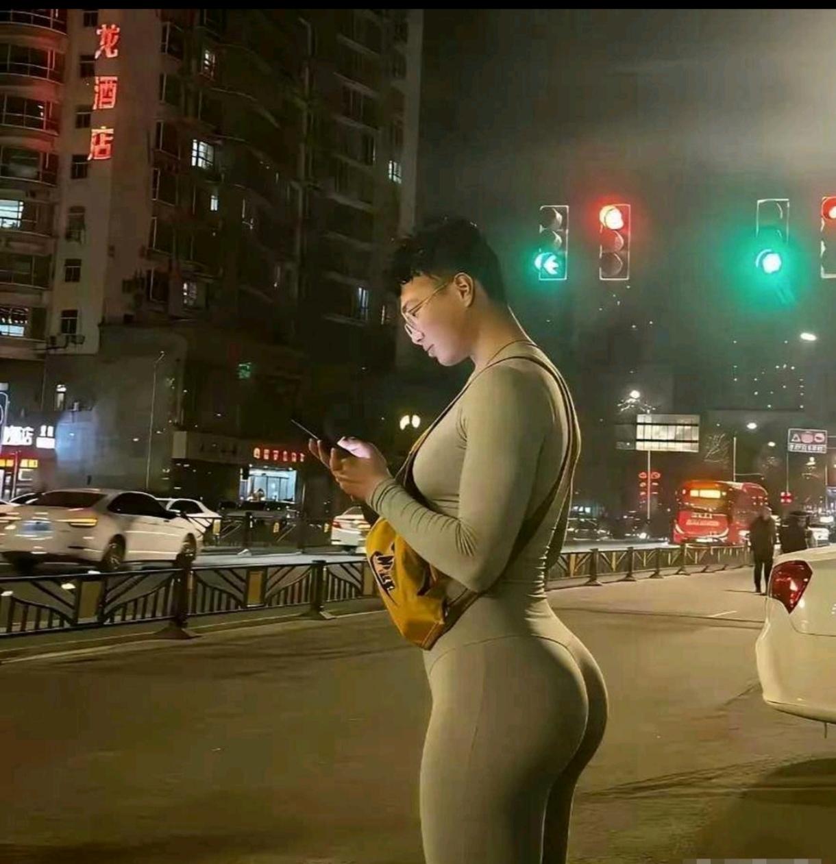 这谁分得清是大哥还是大姐啊！大半夜走在街头，看着这身材和穿搭，真能把人吓一跳！