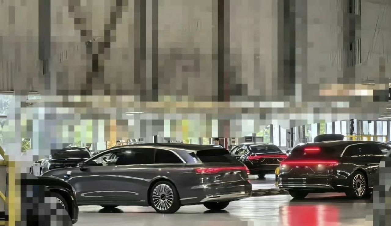 享界S9T实车曝光了，差不多5.2米那么长的旅行车，这小姿态有点意思，内部空间应