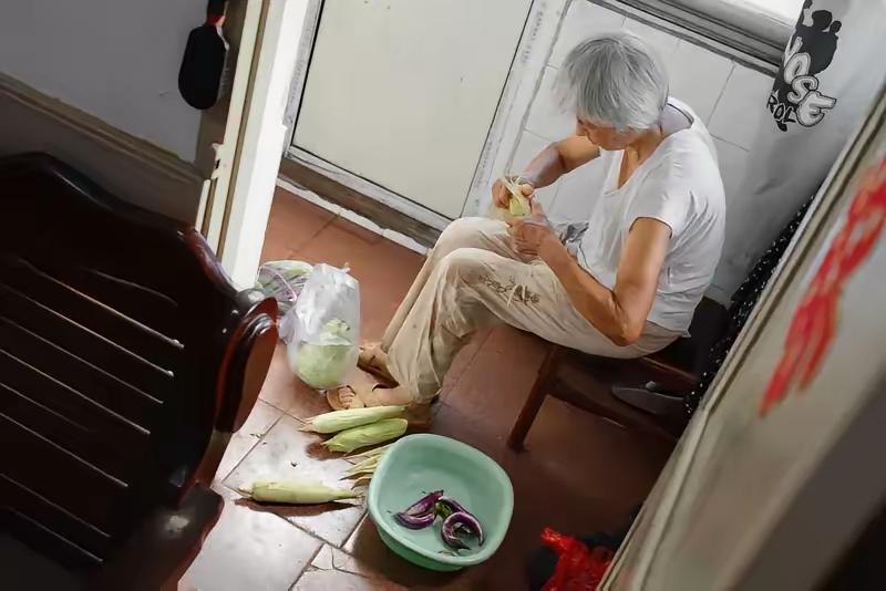 同样是养女，差距怎么这么大72岁的张奶奶一辈子没结婚，当年捡回来的养女读完