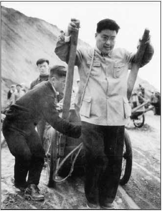 1958年，山西省委第一书记陶鲁笳在汾河水库工地参加劳动。1953年1月，36岁