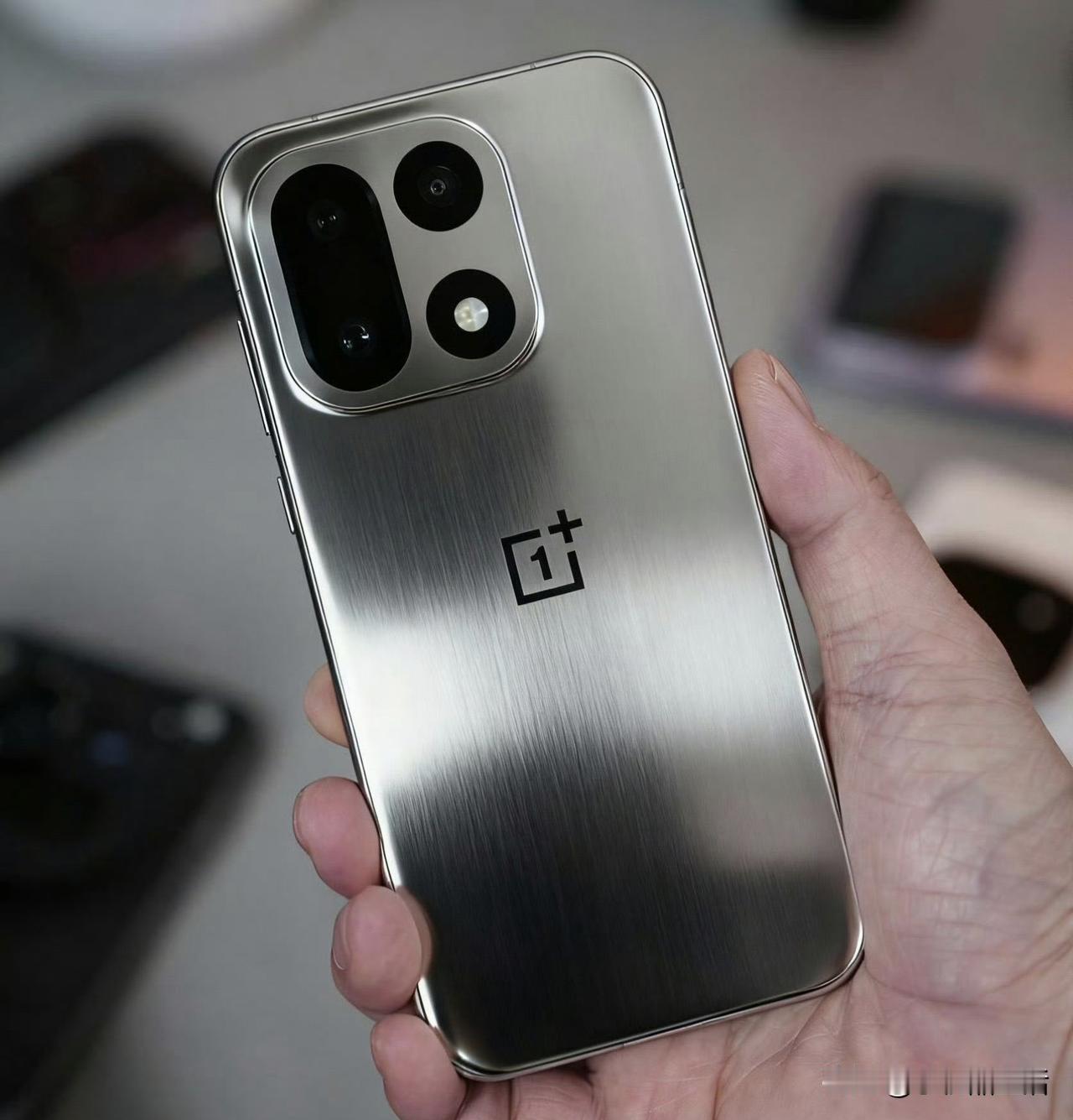 近日，有数码博主汇总了一加16目前已爆料的配置信息。配置方面，该机采用京东方