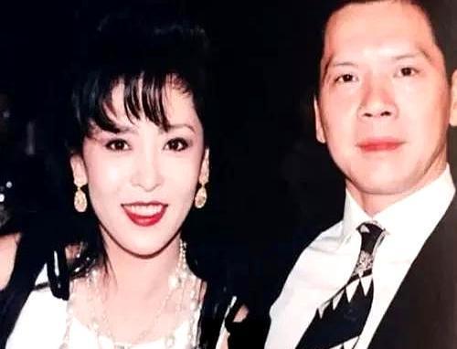 酒店清洁工推开总统套房的门。在捡起的西装内袋里，摸到了一个未拆封的安全套。这