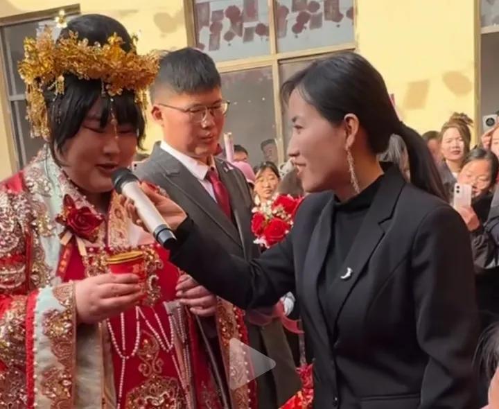 大衣哥女儿朱雪梅声音甜美很好听，在婚礼改口环节，亲切喊:“爸爸，妈妈，请喝茶。”