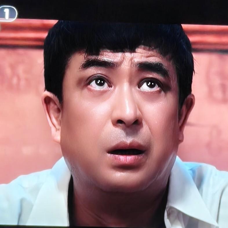 央视热播剧《主角》中，县剧团司鼓胡三元在花彩香、米兰和小白鞋之间的周旋颇具看点。