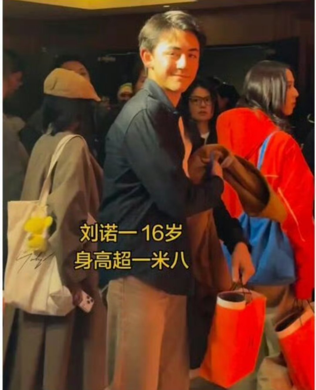 刘烨16岁儿子诺一颜值诺一居然这么大了，跟爸爸好像，又高又帅的
