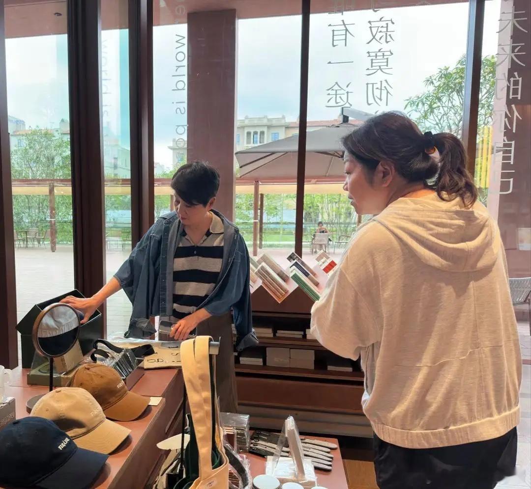 66岁赌王四太梁安琪现身广州阿那亚小镇游玩被偶遇，她的穿衣打扮朴素低调大方，留着