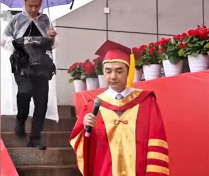 本来以为是一个“校长特权打伞、学生淋雨反抗”的励志事件，没想到画面一转，大学生们