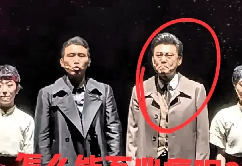 李乃文昨天哽咽谢幕时难道大家没发现一个细节吗？李乃文昨天做完戏后