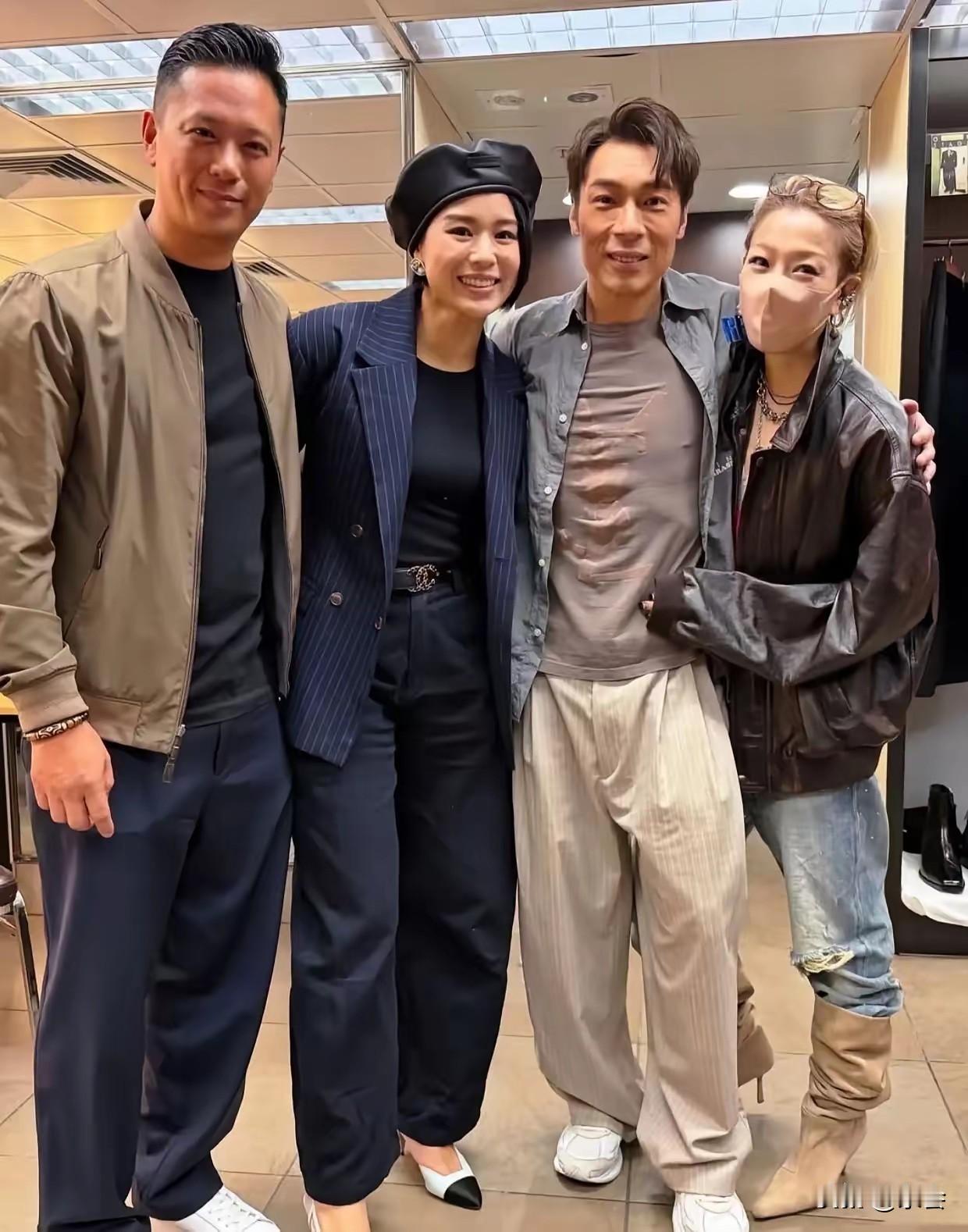 46岁胡杏儿带老公看许志安演唱会，穿搭太出彩！藏青色条纹西装配贝雷帽，干练又复