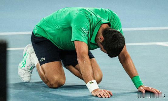 这哪里是赢一场球，这是39岁的德约科维奇，又一次把“不可能”钉死在网球史册上！看