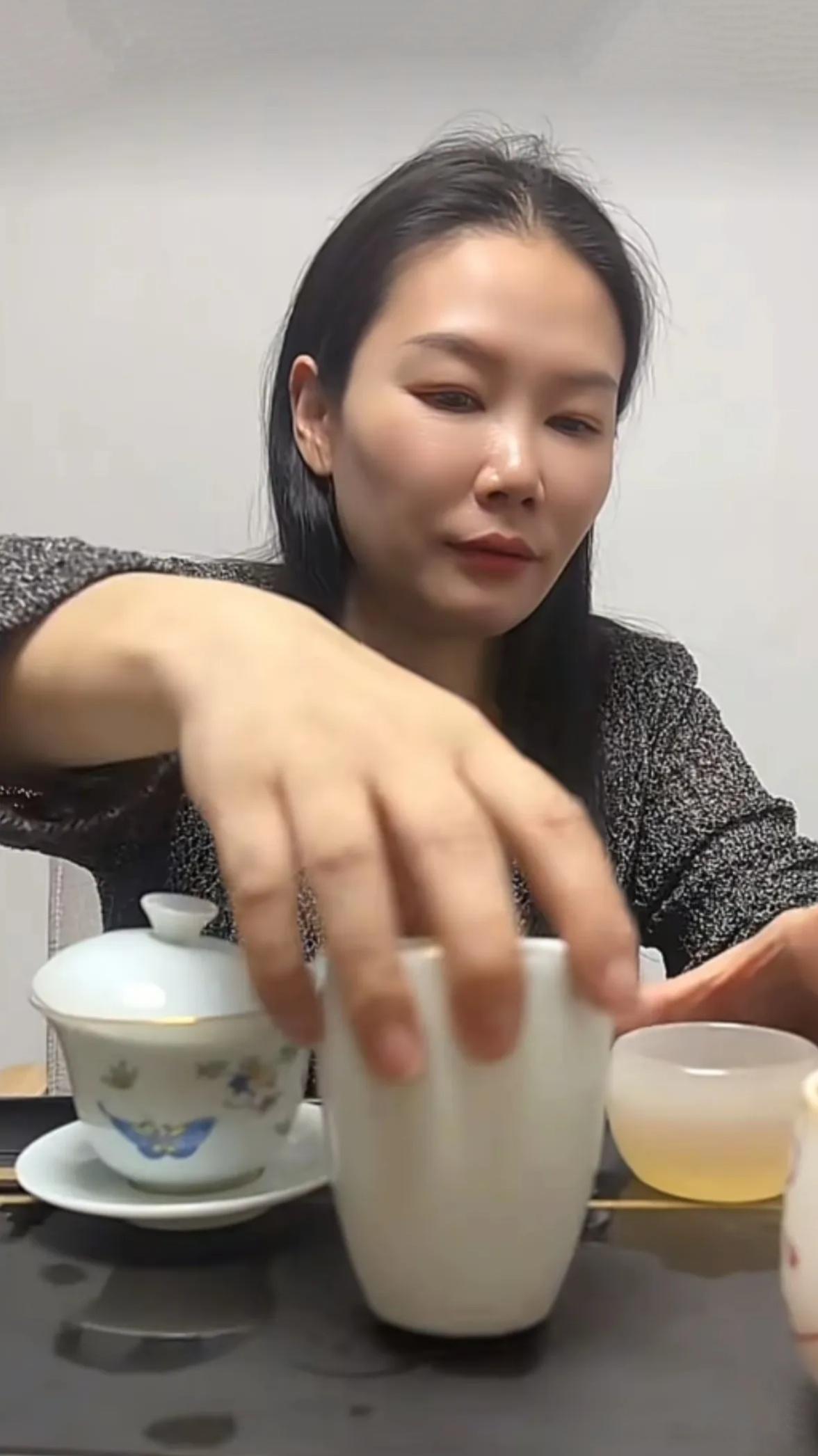 拿出10万嫁妆帮哥哥创业，如今哥哥身家过亿，她却还在守一家店很多人只知道张雪