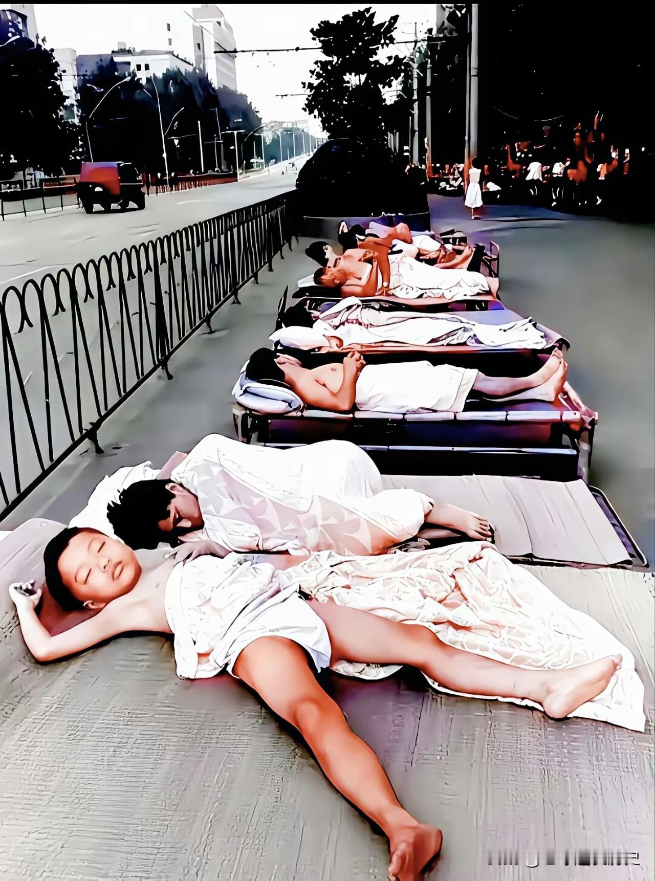 这张摄于1988年的武汉街头照片，定格了“火炉”城市夏日最真实的记忆。那时，空