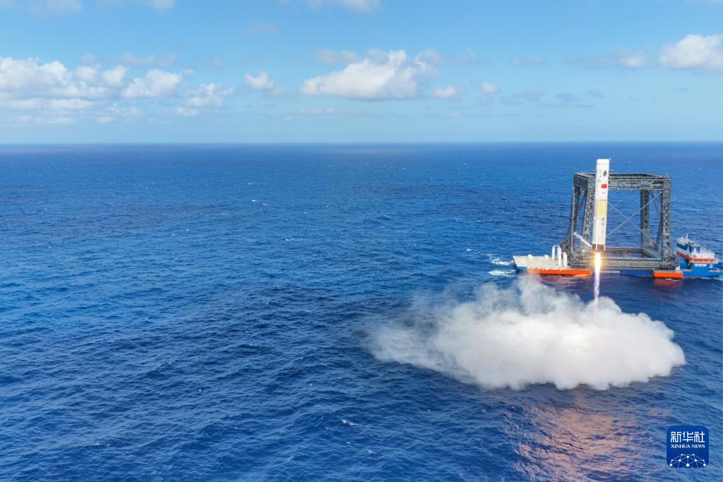 长征十号甲火箭🔻最大动压逃逸实验🔻11时00分，地面试验指挥中心下达点火指