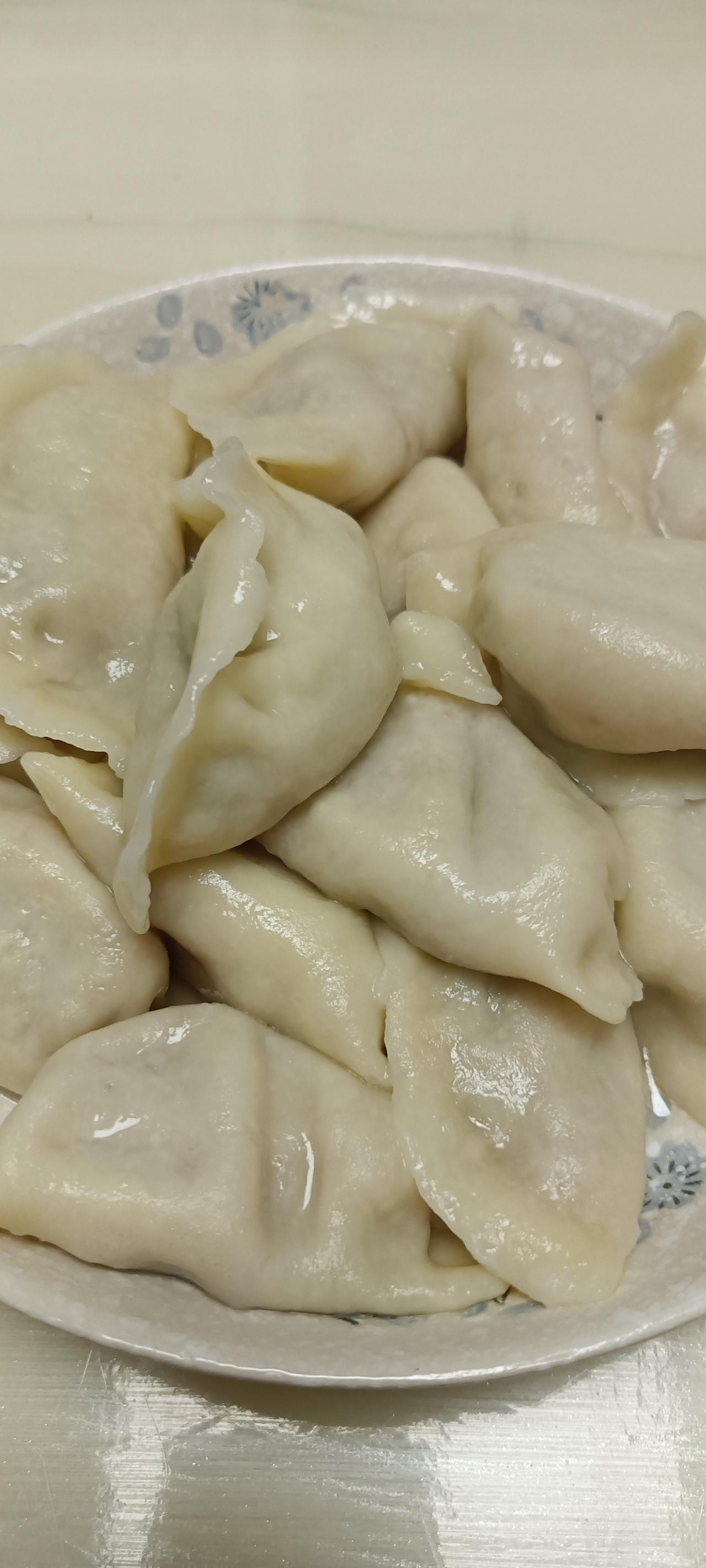 现在时间是早上的六点四十，早饭已做好，我老公已经去吃早饭了。今天早餐还是饺子，