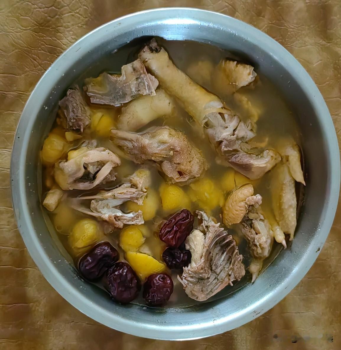 夫妻生活就该这样早上我还没起床，老公把我的早餐做好了，鸡肉炖板栗，他就上