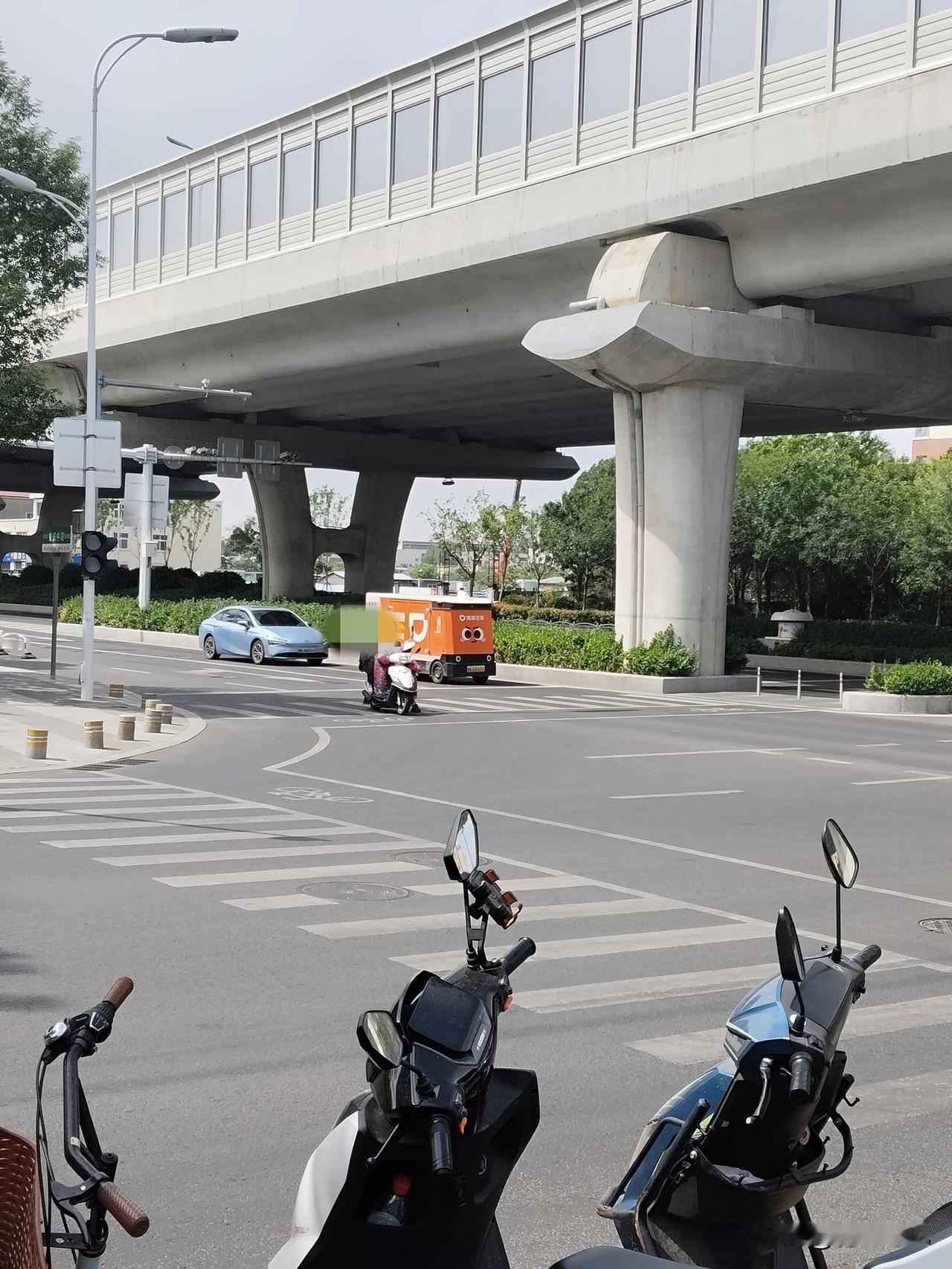 问：红绿灯坏了，无人送货车走不走？昨天，在青岛重庆路遇到一辆无人送货车，但是