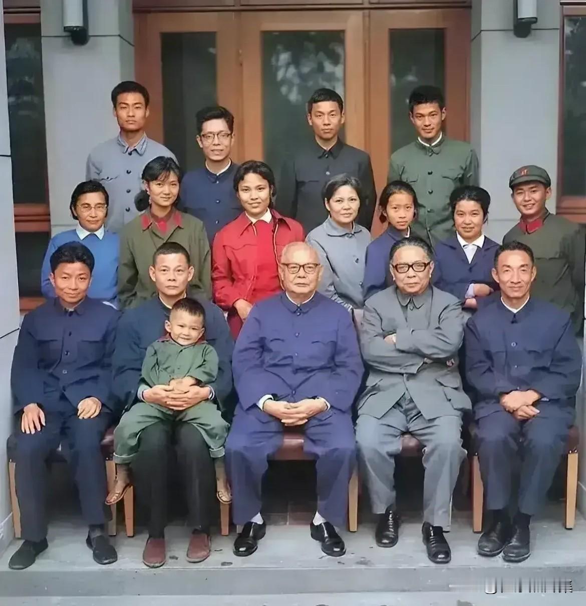 1974年，叶剑英元帅与家人在北京的温馨时刻。照片中，叶剑英元帅端坐前排中央，身