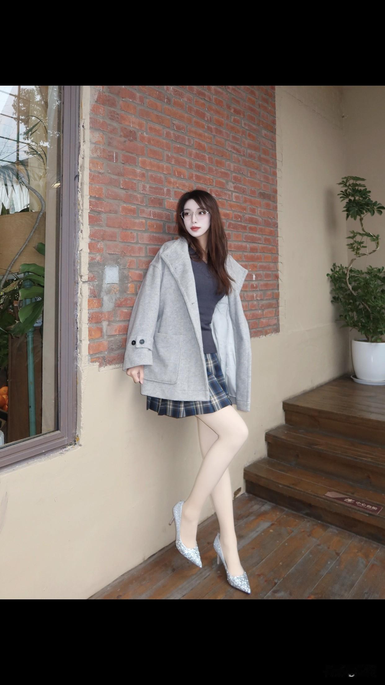 好服装搭配美女会心动吗？花间酒盏醉，月色入诗行。