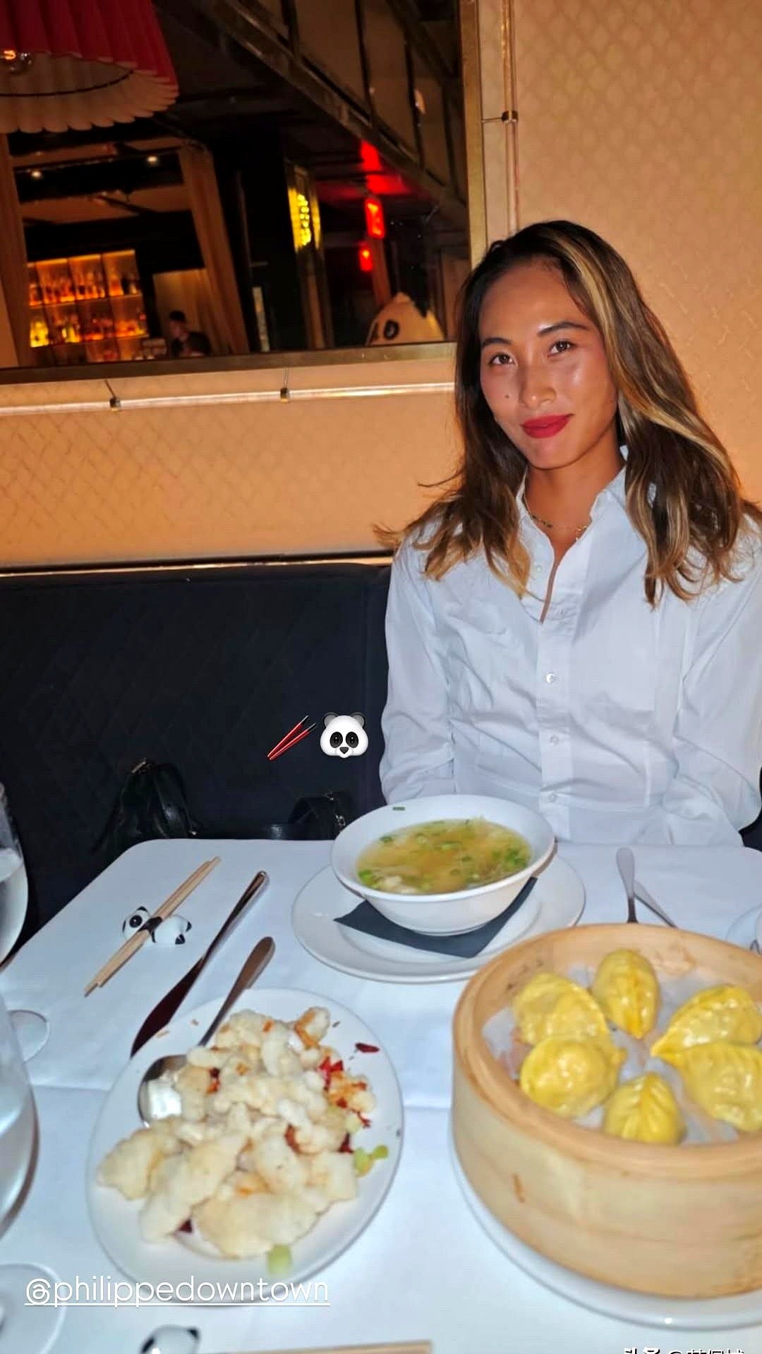 一笼蒸饺，一碗热汤，配上一碟小炒菜。这是郑钦文在美网资格赛前，走进纽约一家中餐厅点的一顿饭。之前总有
