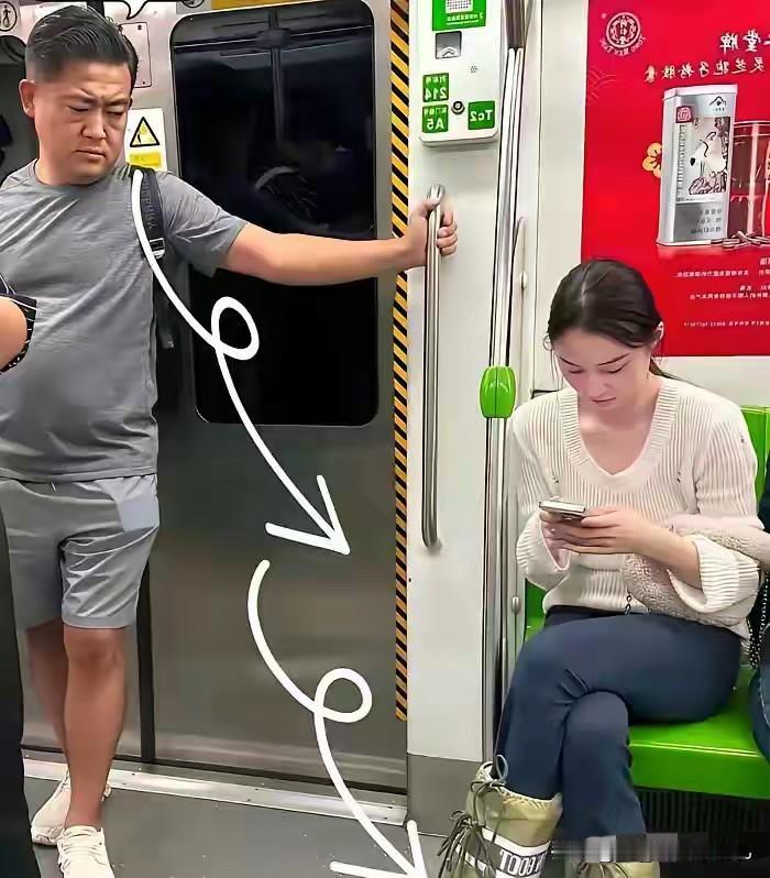 这大哥应该特别不理解这鞋子吧……