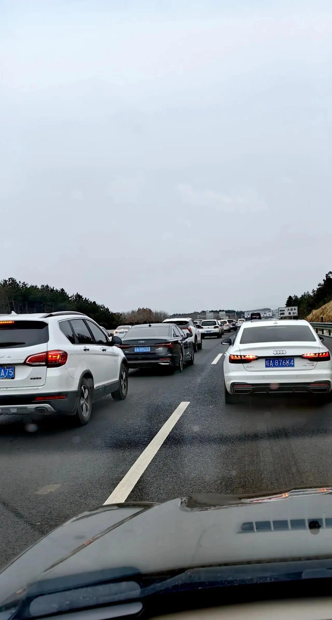 🚗🌟春节高速大迁徙🌟🚗一路狂奔，只为期盼的除夕团圆。大年初四，全国高速