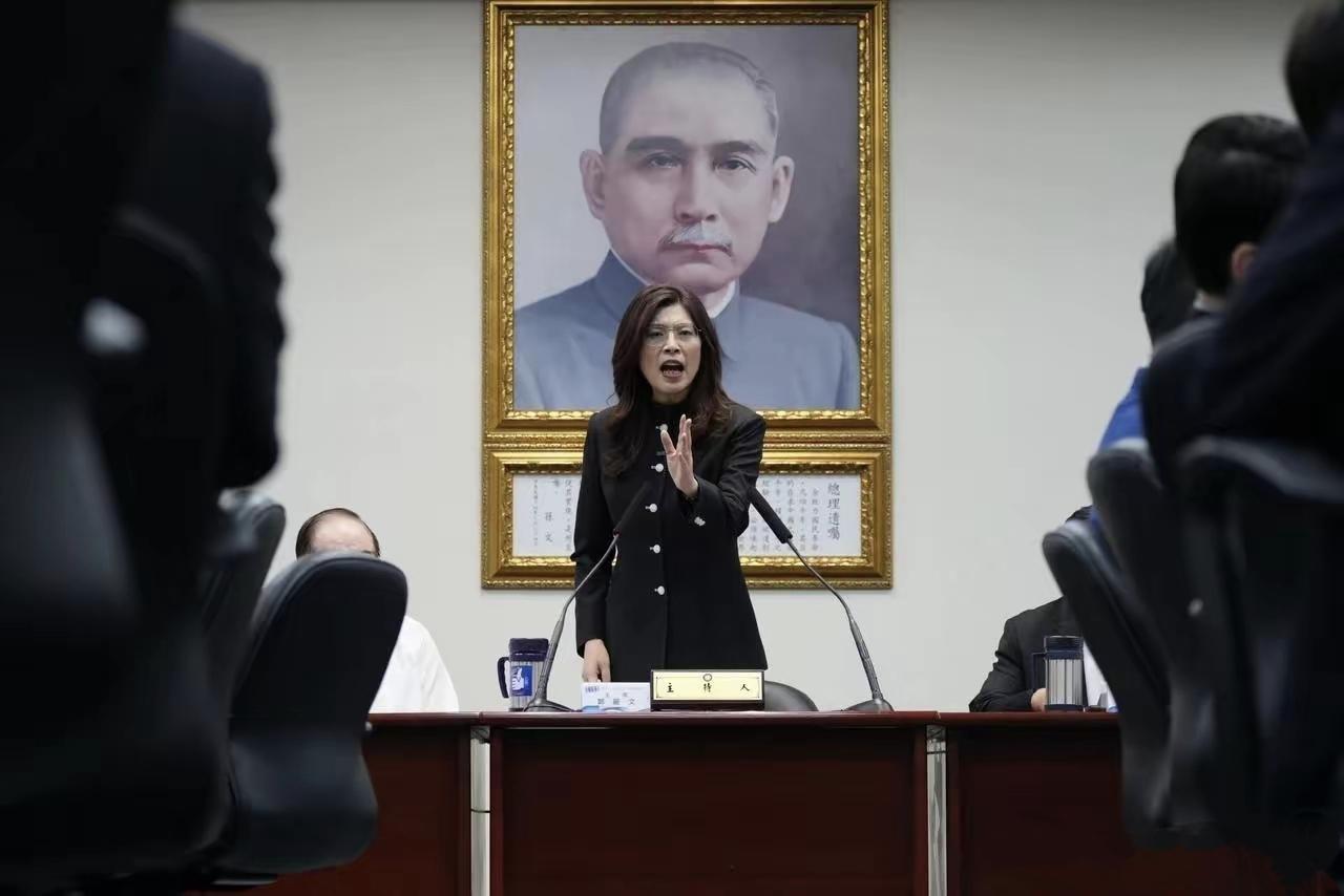 比一比，看一看。他们一个穿着中山装，一个穿着西装，他们都是站在孙中