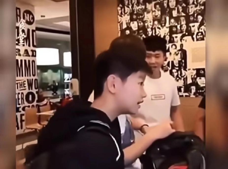 谁看哭了！国乒三小只当年闯海外也太好哭了😭2017年新加坡T2联赛，18