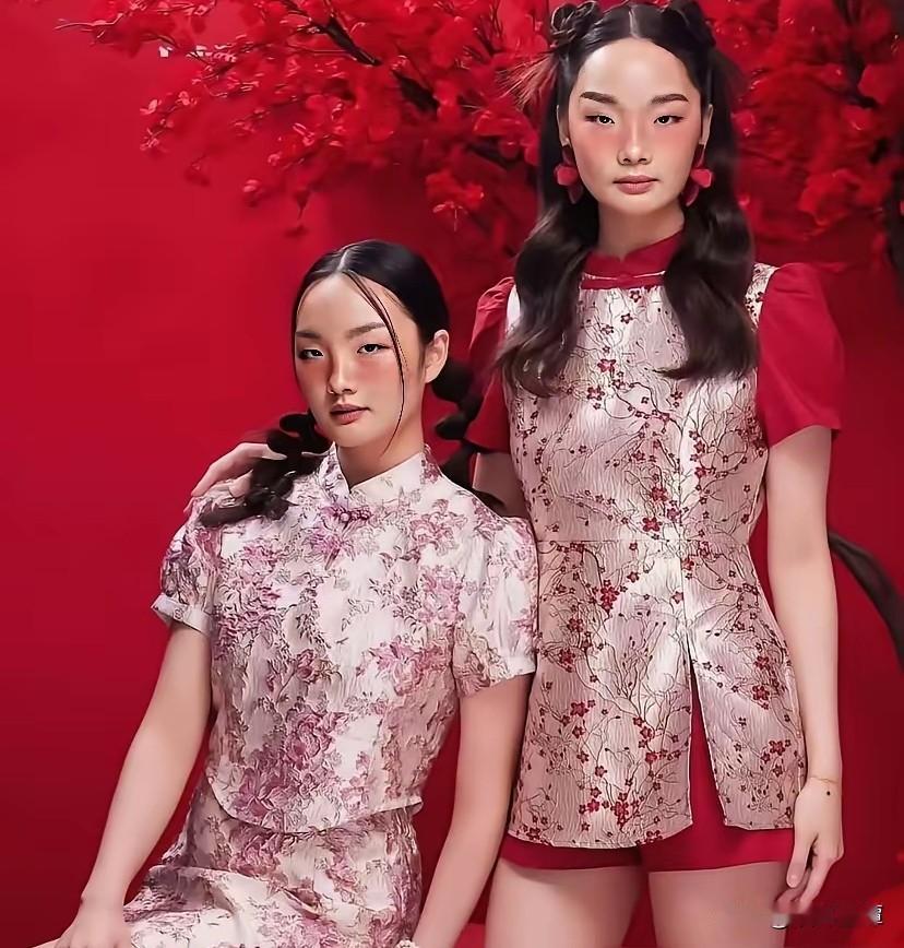 🌙眯眯眼、毒教材风格的女子，一点也不美，一点也不喜庆。永旺这套马年海报又要来挑