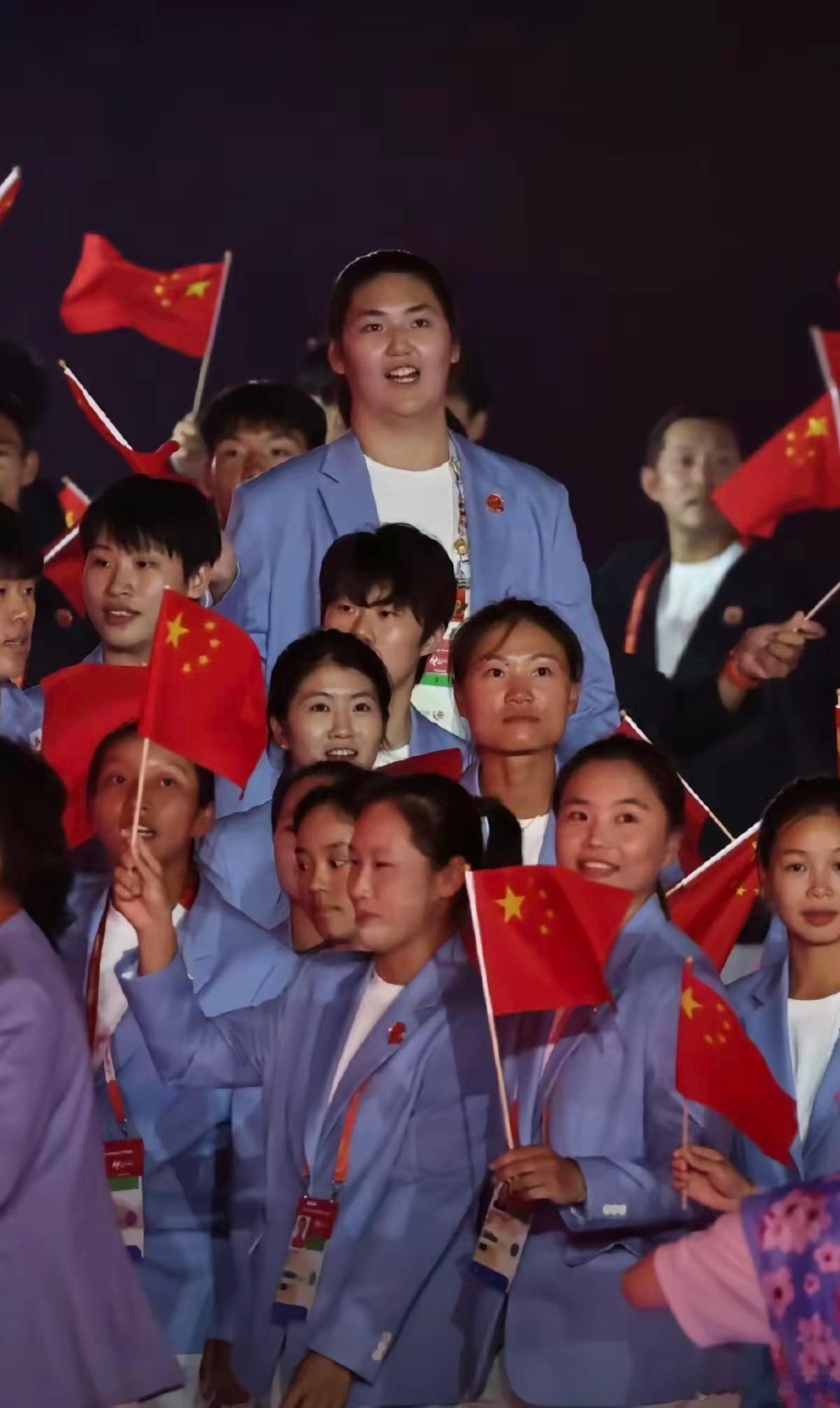篮球场上，谁也挡不住她的进攻；开幕式上，谁也挡不住她的镜头！中国团一进场，镜头自