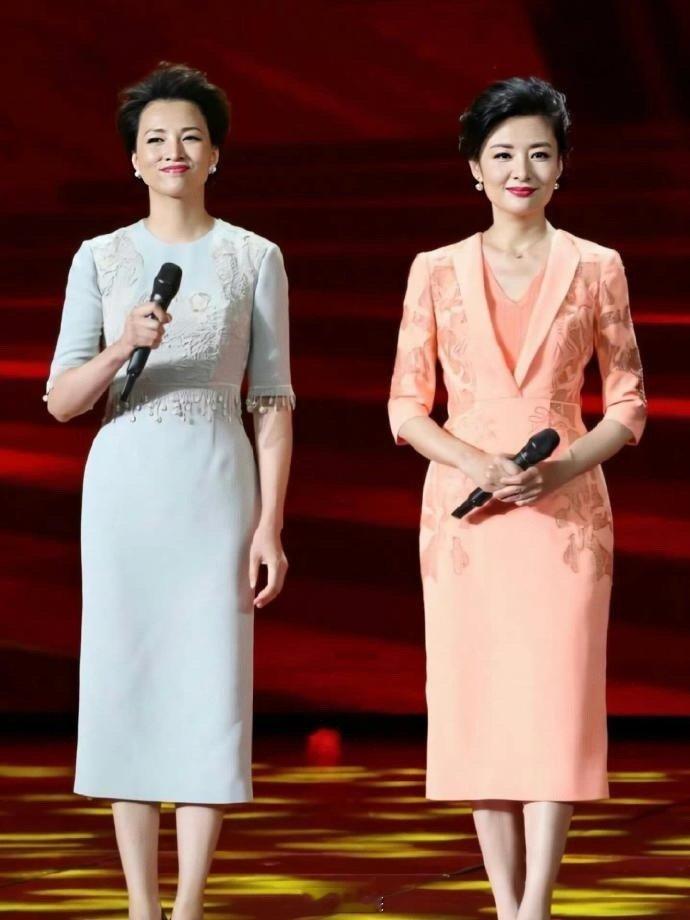 谁懂啊！董卿周涛这两位往台上一站，我就自动切换到了“准备过年”的模式。颜值和业务