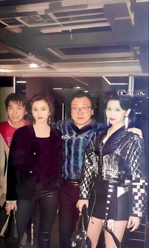 大家猜猜，这是周星驰的哪一个阶段，拍个照只配一边站？？是在难以想象，好像周星驰
