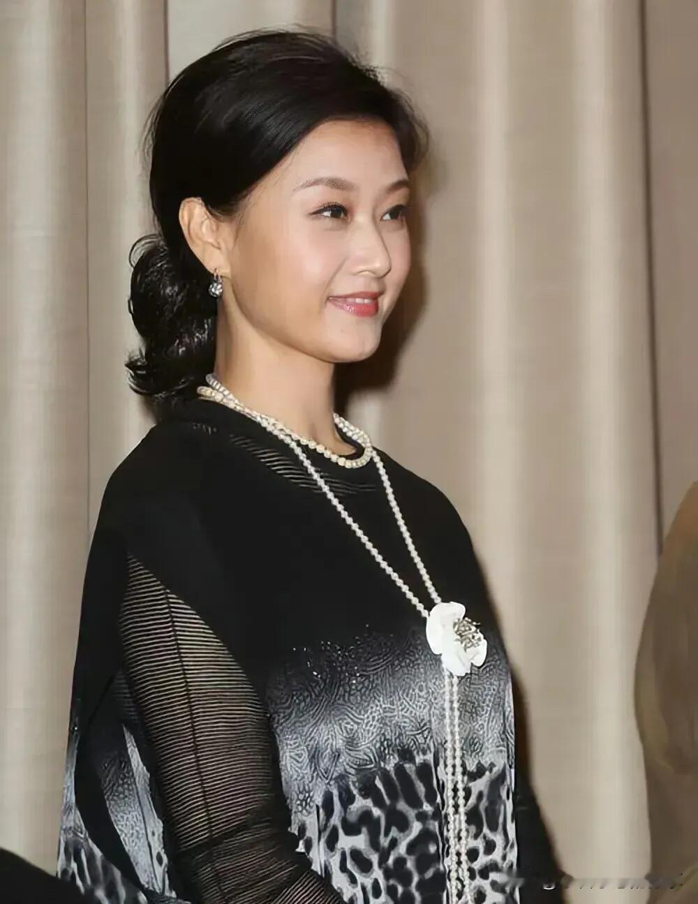 这是我见过女歌手里面颜值最高的一个，比央视主持人周涛都要漂亮。就这样随便抓拍