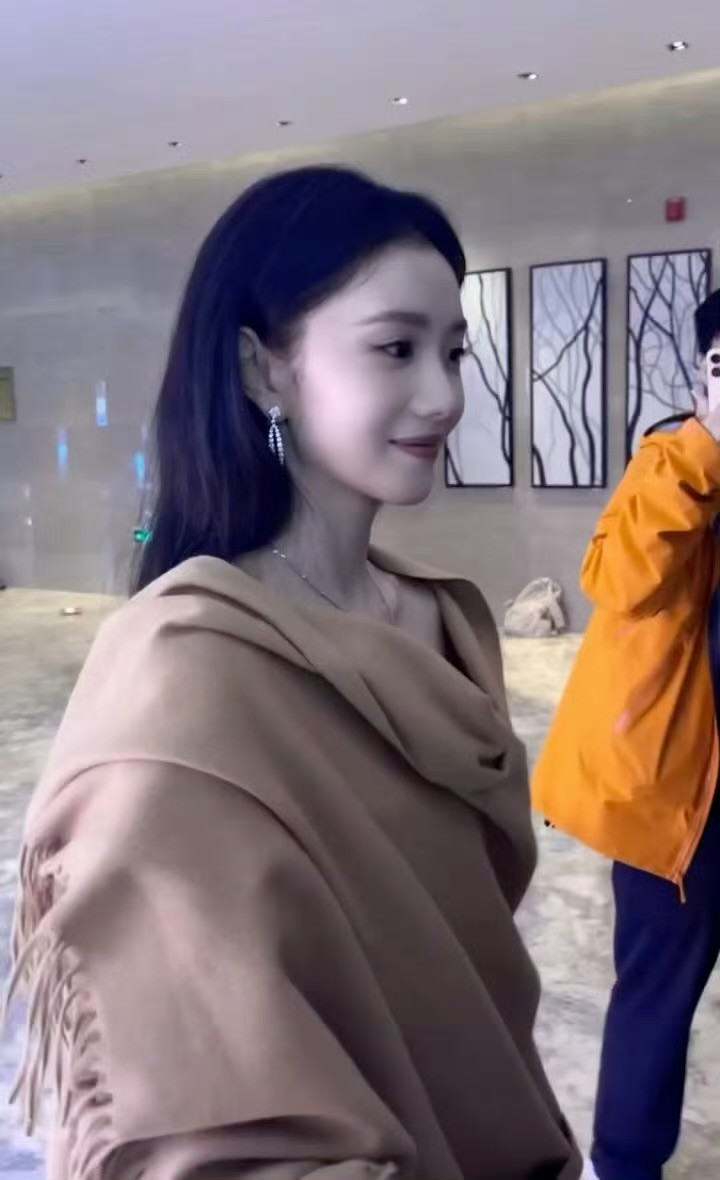 刘浩存被男粉强行合照昨晚，北影节下班路上，有男粉丝两次避开随行工作人员强行靠近刘