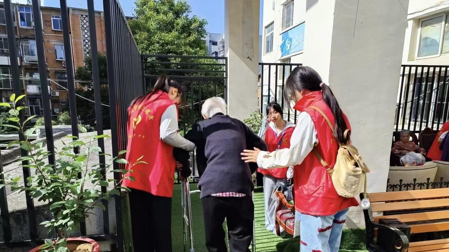 青春接力传孝意，非遗传承暖桑榆