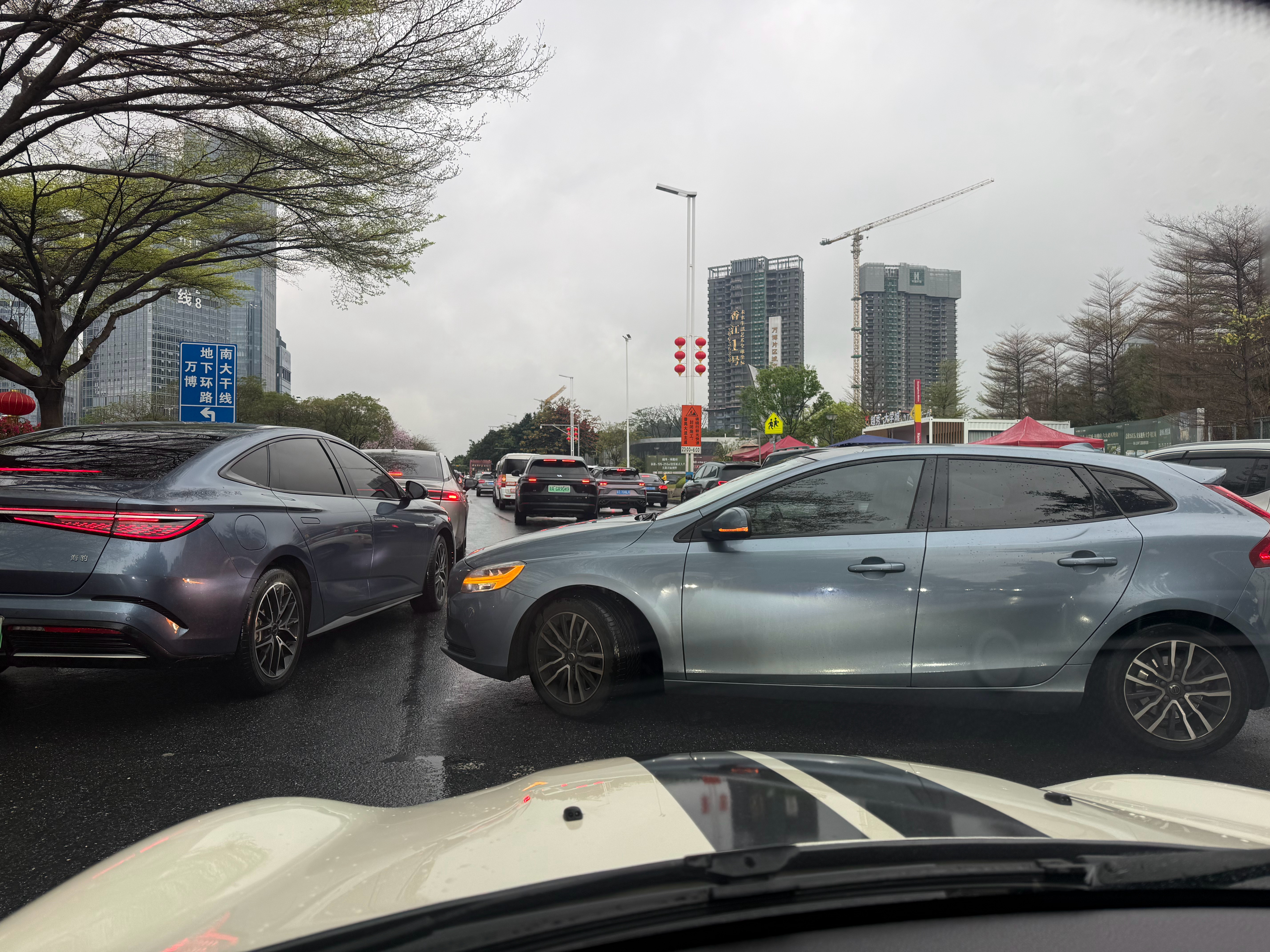 她是怎么突然打横开进来的？