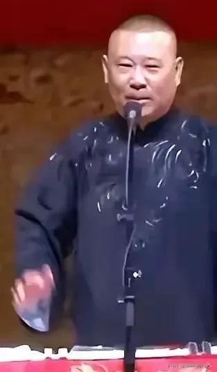 郭德纲砸不动了！现在的纲黑终于醒悟了，砸缸不如捧纲。比如侯二爷都开始肯定郭德纲