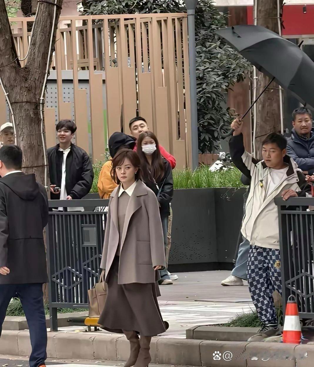 42岁孙俪现身上海街头，真人白到发光还超纤瘦，烫的卷发时髦感拉满，生图比镜头里还