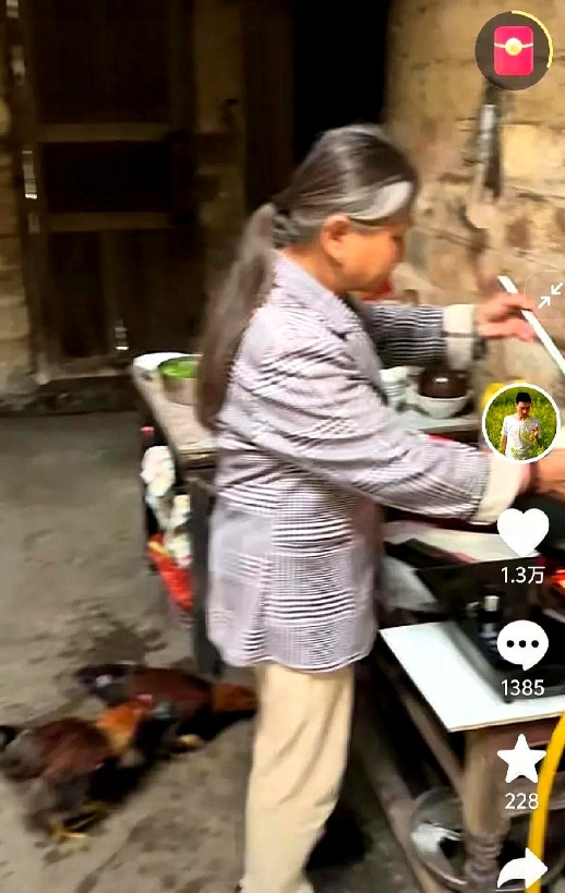 苏伢子和哥哥回家了，家里正在下雨，妈妈在屋里做饭，虽然家徒四壁，但卫生搞的很好，