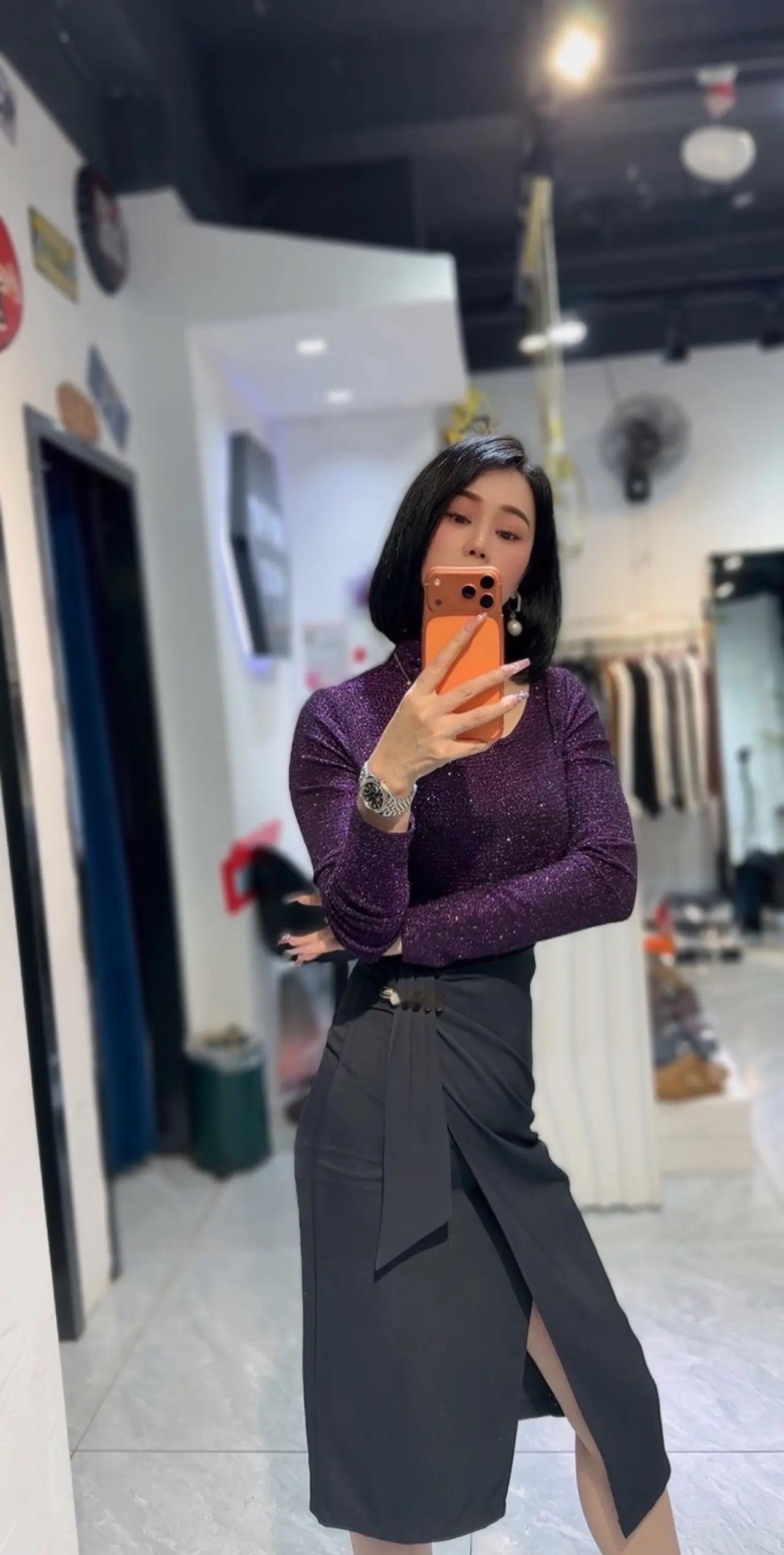 优雅穿搭指南：紫色上衣+黑色半身裙，尽显都市女性魅力！