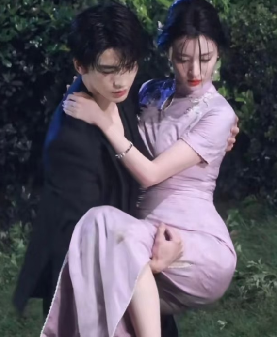 王楚然和张凌赫合作的《这一秒过火》，路透真是神图不断啊。王楚然真不愧是95花的颜