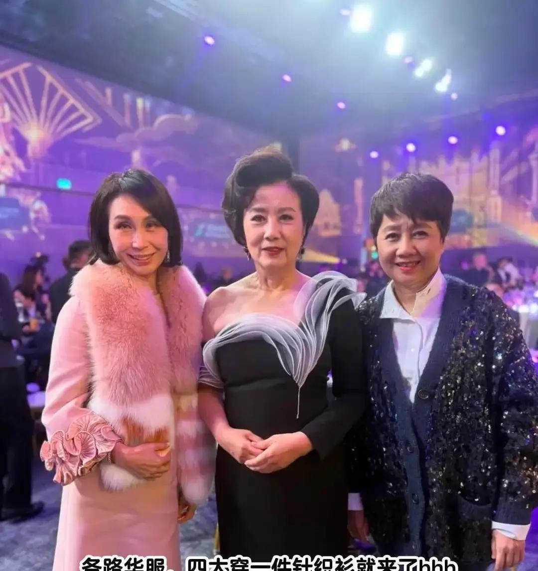 穿T恤管百亿，她才是真豪门梁安琪最近又被拍到穿99块白T恤。镜头扫过她手腕