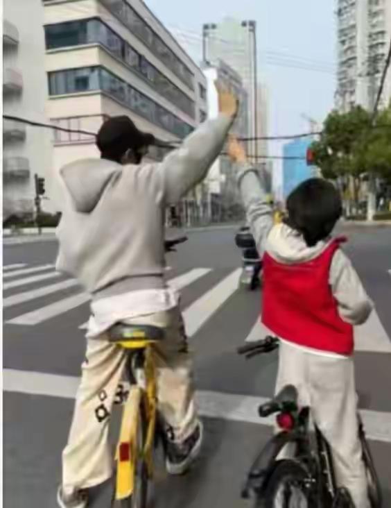上一秒黄晓明扫了共享单车，带着9岁的小海绵骑着1299元的自行车出门踏春，下一秒