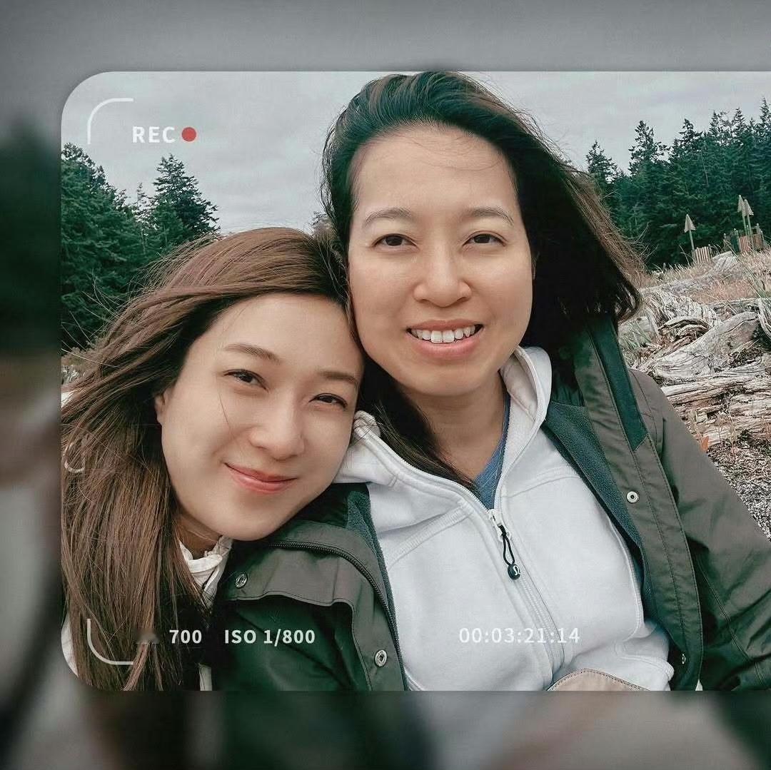 钟嘉欣罕晒妹妹合照“我最好的朋友是我的妹妹，这是我们第一次一起旅行，很特别。”