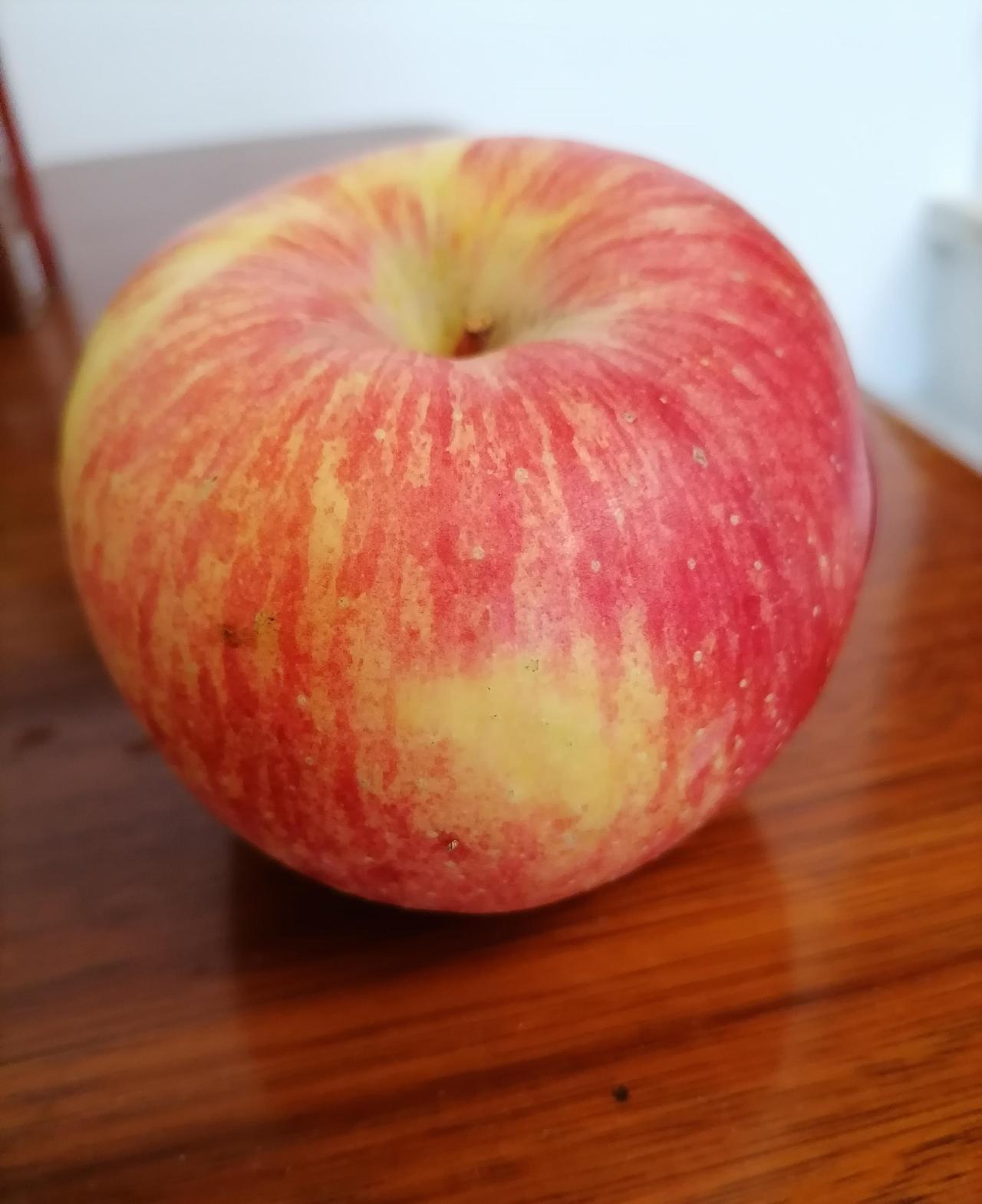 说个因果报应的事。公公电话来的时候，我正在给菩萨上香，香灰簌簌落在供桌上，他