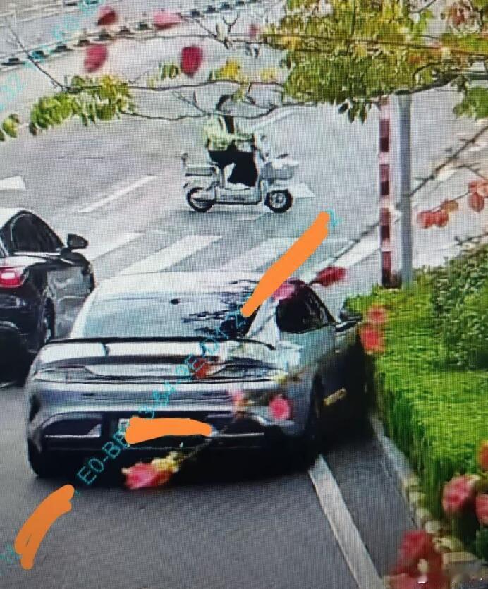 操控不慎，撞到了马路牙子，右前轮断裂脱落，在交警眼里，这就是一次很正常的单方面事
