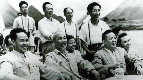 “你们每人每天能吃掉一头牛和一只鸡，长此以往，我们吃不消啊！”1950年，胡志明