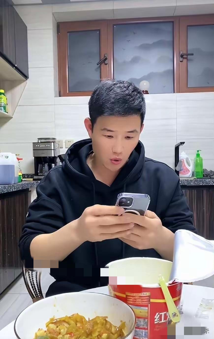 曾经火遍全国的“小兵张嘎”谢孟伟，如今彻底跌落神坛——累计欠债超2200万被法院