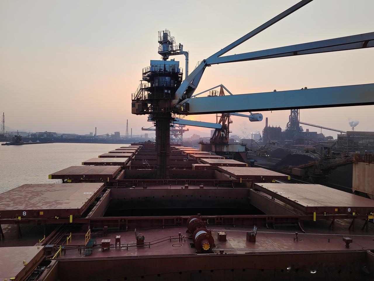 终于靠港了，再不靠港卸货，伙食都要吃完了。2月11号日本第一个卸货港上的伙食